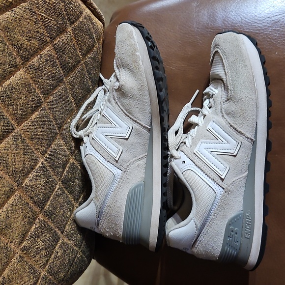 New Balance 574 Core Classic Cream Gray White Suede Sneakers Running Shoes - Picture 3 of 8